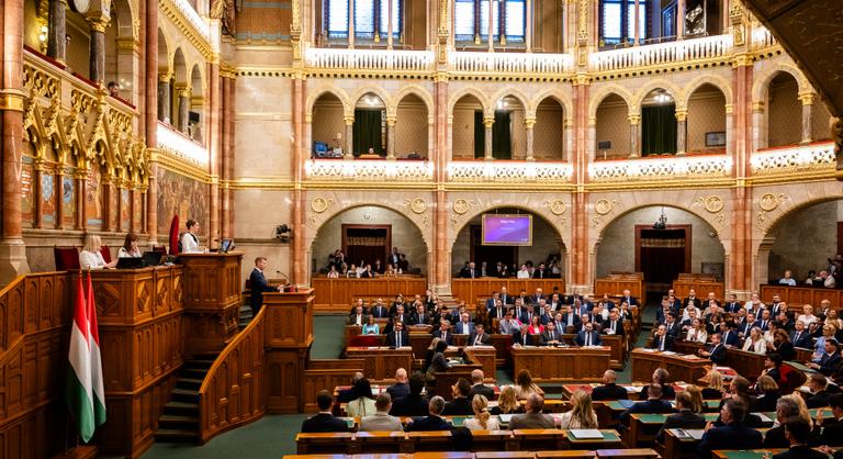 Győzelmi mámor vagy örökkampány és bosszúpolitika? – Magyar Péter első tizenkét napjának mérlege