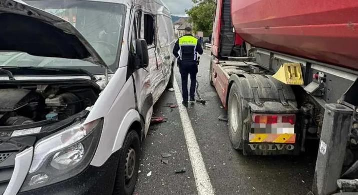 Teherautó és kisbusz ütközött, sok a sérült
