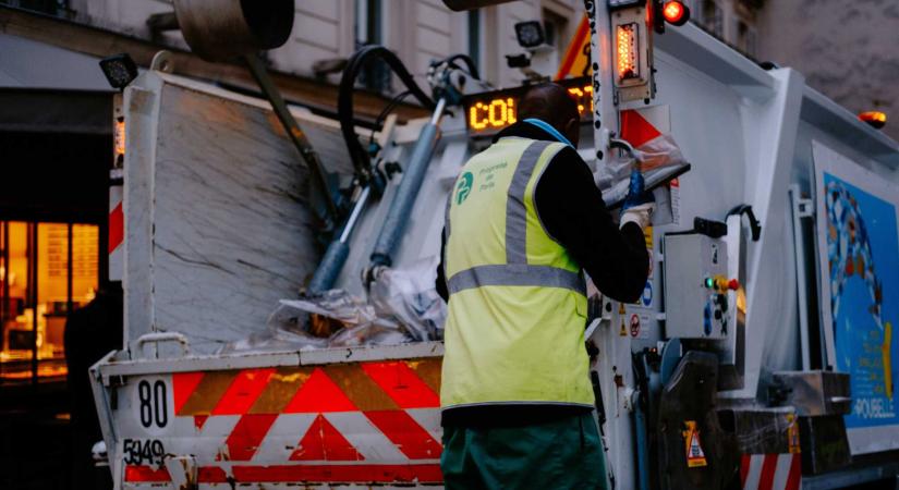 Életét vesztette egy köztisztasági dolgozó, miután hátulról belerohant egy kamion a szemetesautóba