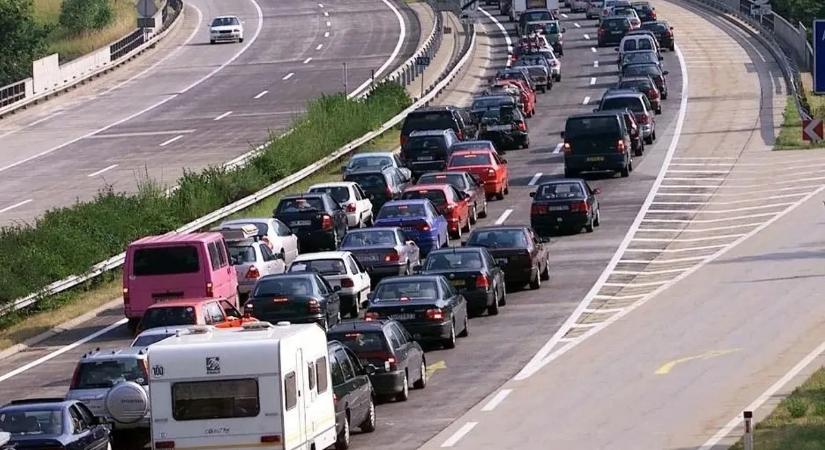Megbénult az M1-es, egyre hosszabb a dugó a teljes pályazár miatt