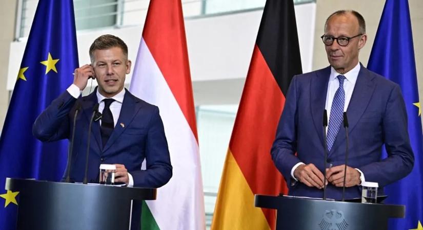 Zelenszkijjel ülne egy asztalhoz Magyar Péter, bejelentést tett Berlinben a miniszterelnök