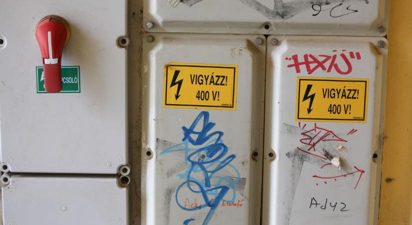 Gyalázat Nagykanizsán: újra lecsaptak a vandálok Csokonai szobrára! – fotó a cikkben