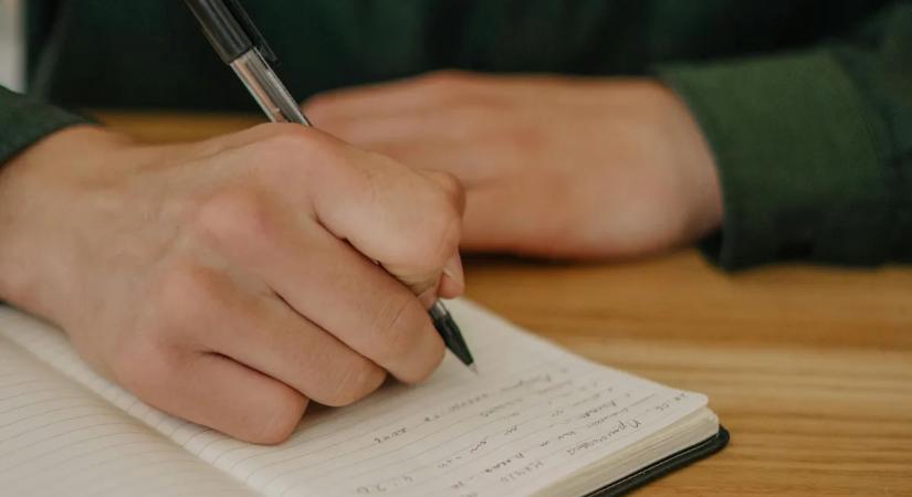 Döbbenet: a kézírás segíthet kiszűrni a demencia korai jeleit
