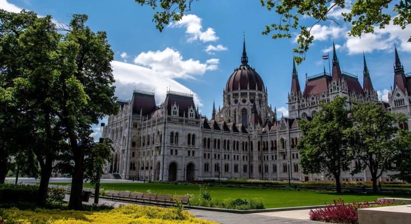 Fű alatt megvágják Sulyok Tamás fizetését