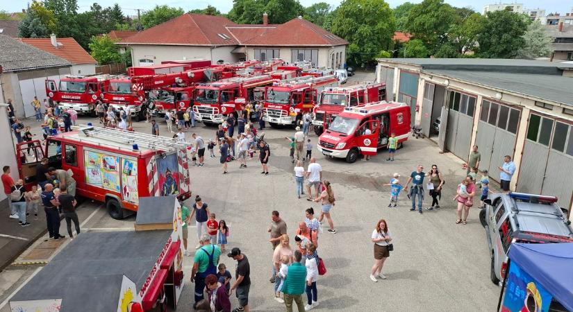Gyerekek lepték el a laktanyákat: több mint 4700 látogató a tűzoltók nyílt napján ( fotók)
