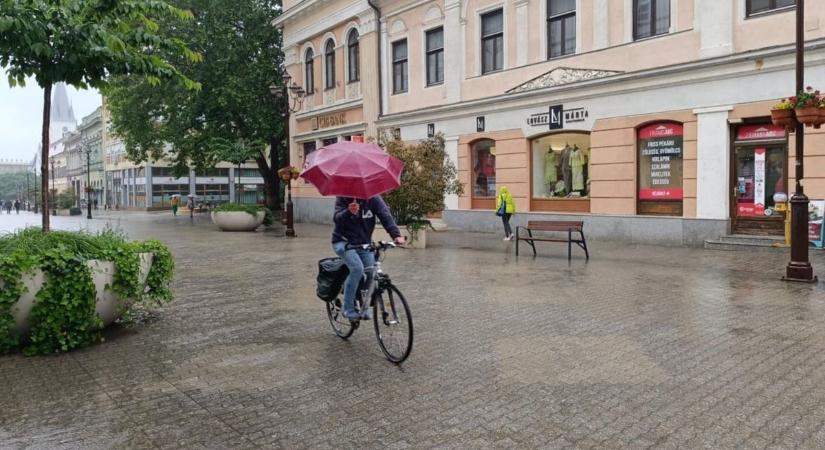 Habzanak az utcák esőben Kaposváron – furcsa fehér tajtékkal hömpölyög a csapadék a belvárosban