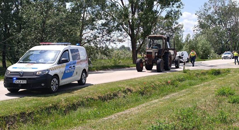 Óriási volt az ütközés: 20 méterrel eltolta a kisteherautó a traktort a vontatmányával együtt – fotók, videó