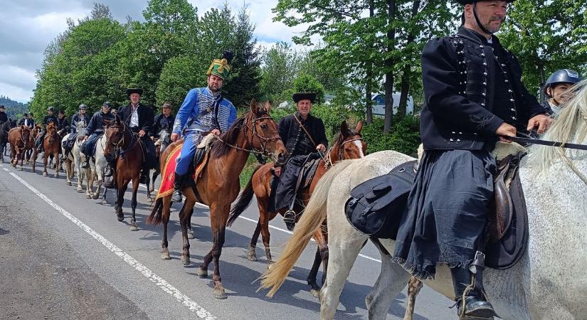 Nem gyalog! Nyeregben indultak a csíksomlyói búcsúba a tengelici fiatalok (galériavideó)