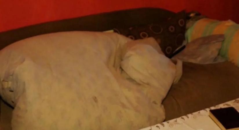 Huszonhét kilósra fogyva, csontig hatoló sebekkel halt meg a bezárt fiatal nő