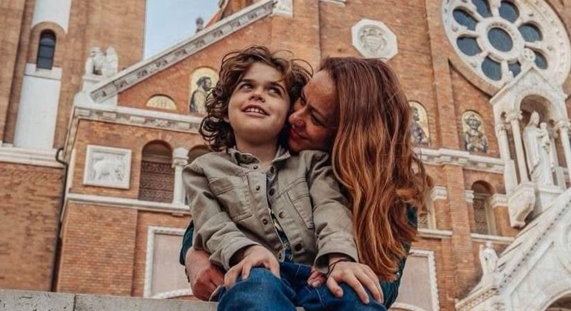 "Nem vagyunk egyedül ebben a harcban" – mozgássérült modellek segítik a súlyos beteg Mirkót