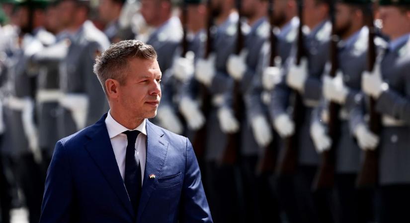 Bement a berlini nagykövetségre Magyar Péter, egyből megtalálta magát a falon (VIDEÓ)