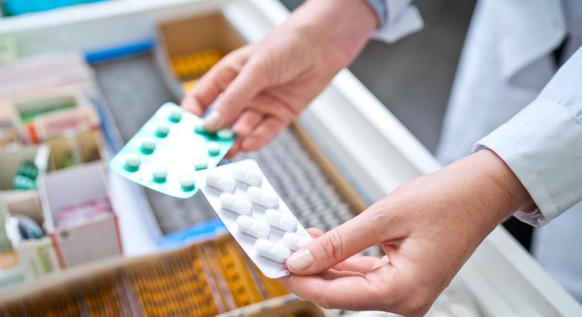 Sokan a konyhában tartják, pedig nyáron ez gond lehet: így tárold a gyógyszereket melegben