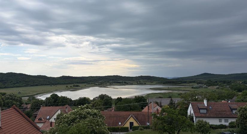 Megállt a halpusztulás, de fontos figyelmeztetést kaptak a Balatonnál kirándulók