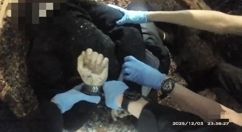 Az éppen elvérző áldozatot, nem az elkövetőt bilincselték meg a brit rendőrök egy késes támadás után