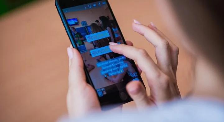 Lettország betiltja a mobiltelefonok használatát az iskolákban a 9. osztályig