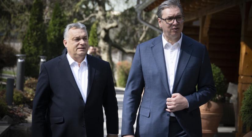 Dőlnek a dominók: Orbán már magával is rántotta haverját