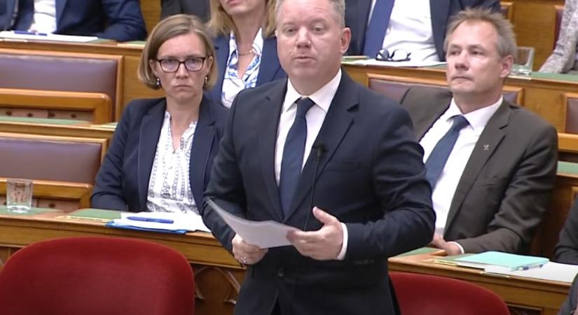 A belügyminiszter kirúgta a katasztrófavédelem és a büntetés-végrehajtás vezetőjét
