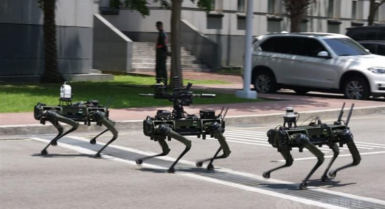 Ilyen robotkutyák járőrözhetnek a Tajvan távoli szigetein a Dél-Kínai tengeren