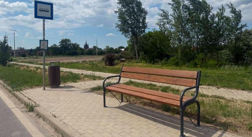 Új padokkal, asztalokkal gazdagodott Debrecen ezen része!