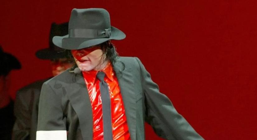 Kiderült, miért ragasztotta be az ujjait Michael Jackson