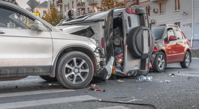Rendkívüli! Hármas karambol történt Pécsen, mentő is a helyszínen