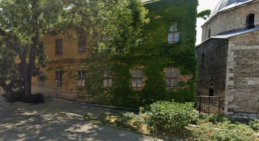 Rendbe teszik a Pécsi Tudományegyetem műemléképületének homlokzatát