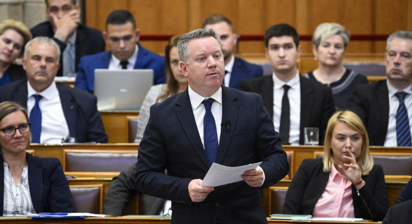 Felmentette a belügyminiszter a katasztrófavédelem és a büntetés-végrehajtás vezetőit