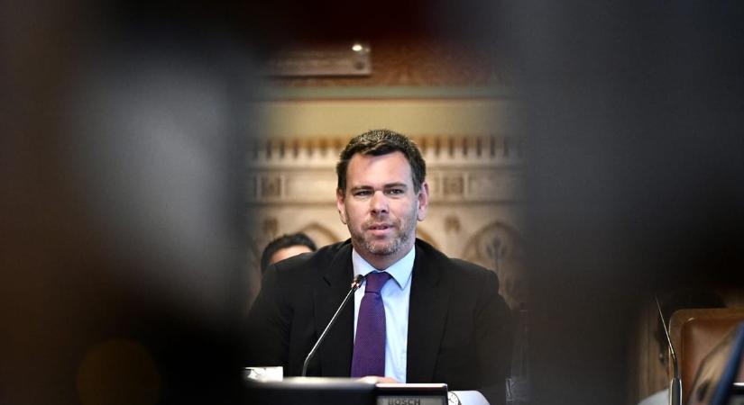 Vitézy Dávid: Furcsa egy szürke-piros osztrák kocsi a kék magyar mellett, de jobb, mint a semmi