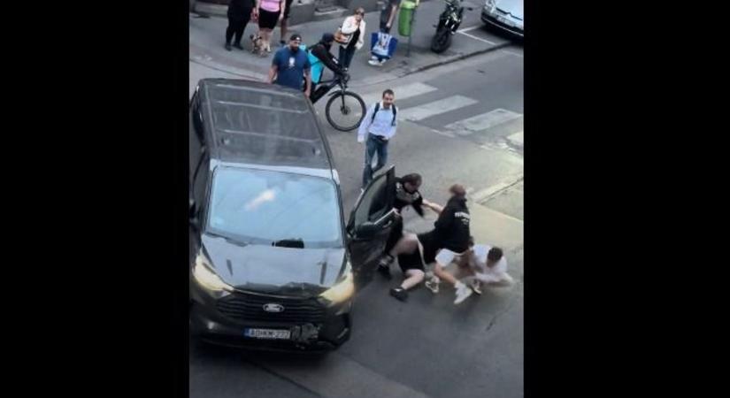 Brutális videó Terézvárosból: kirángatták a volán mögül, majd a földön rugdostak egy sofőrt – három külföldit állított elő a rendőrség