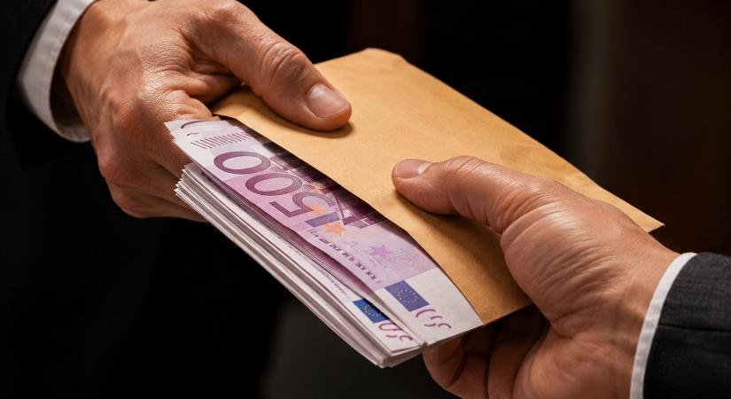 Korrupció gyanúja miatt indítottak büntetőeljárást a vezérkari főnök ellen