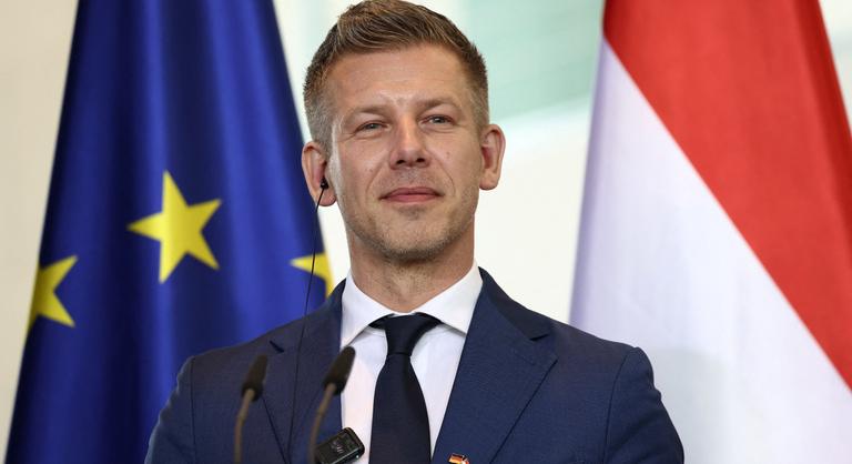 Magyar Péter: Valamire felszólított a Fidesz, de sajnos nem tudom elolvasni, mert itt, Németországban nincs internet