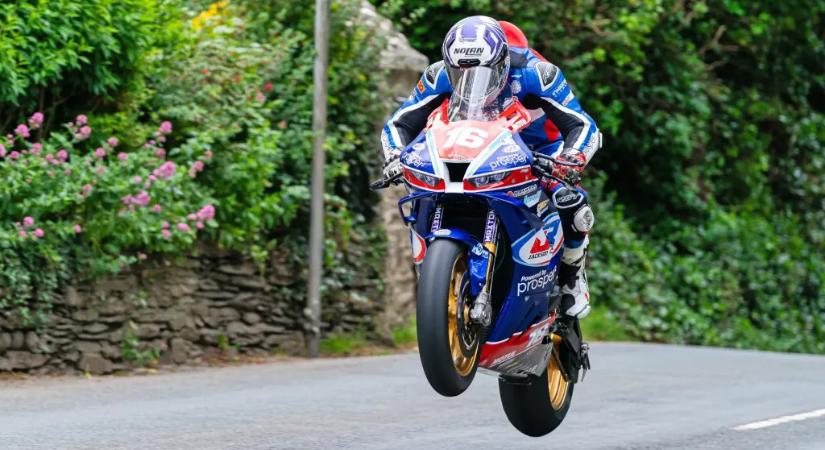 Újabb mérföldkövek a TT-n: Mitch Rees élete leggyorsabb körét futotta, Paul Jordan belépett az elit 130 Clubba – friss hírek Maria Costello állapotáról