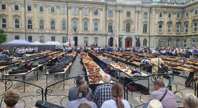 Egy kimondottan fura Guinness-rekord dőlt meg a debreceni zenészek részvételével