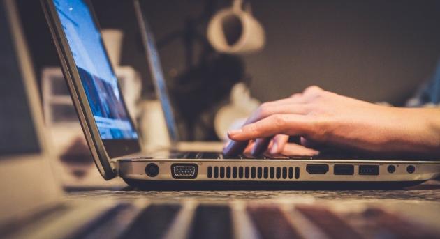 Hogyan védjük meg a gyerekeket az ellenség online toborzásától