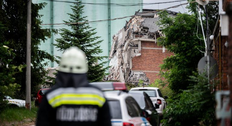 Videón, ahogy megtalálják a romok alatt rekedt férfit Székesfehérváron