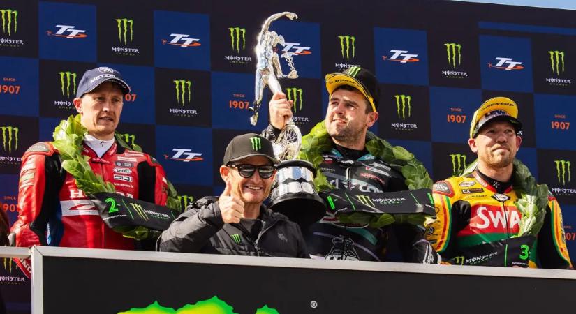 Megállíthatatlan a TT királya: Michael Dunlop kilencedik egymást követő Supersport-győzelmével tovább írta a történelmet