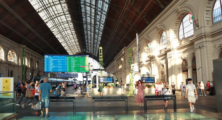 Munkába állt idehaza az első kölcsönkért InterCity-kocsi, még szokni kell a látványt