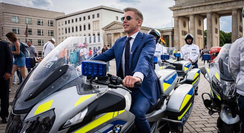 Magyar Péter trollkodott egy kicsit, Berlinből üzent a Fidesznek és Schmidt Máriának