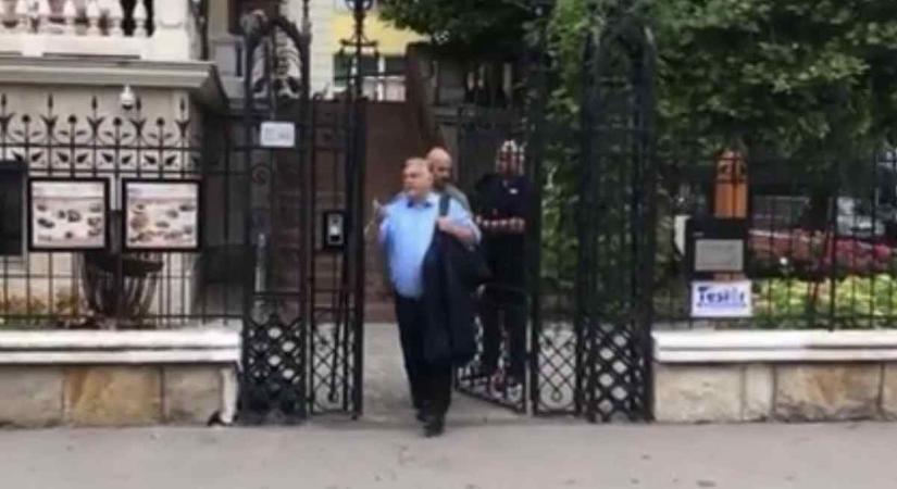 Mire készül? Az orosz nagykövetség mellett fotózták le Orbán Viktort