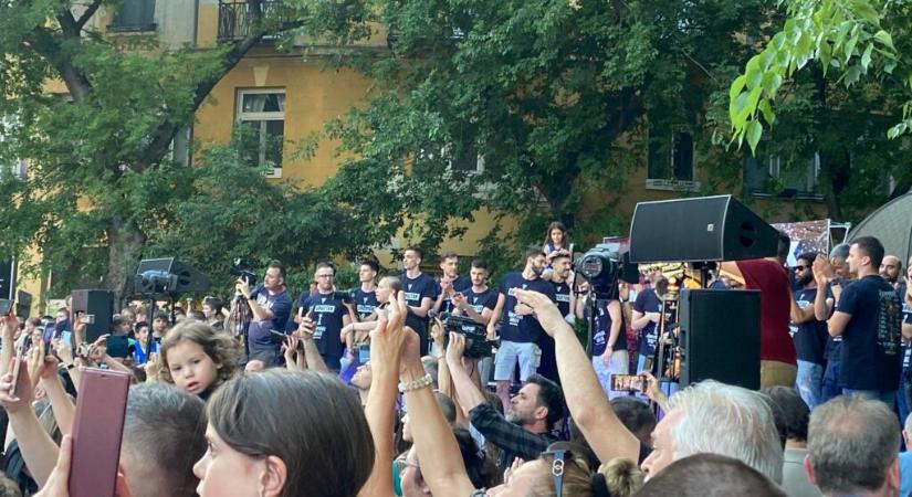 Hatalmas ünnepléssel fogadta Szabadka a Spartak kosarasait (fotógaléria)