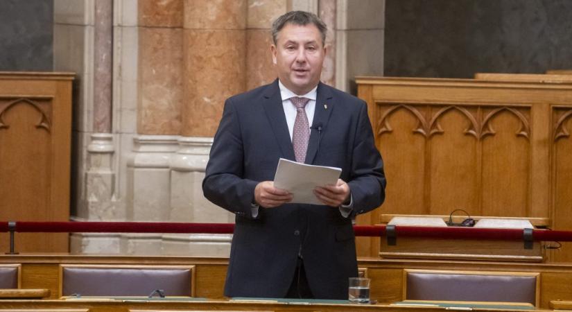Három fideszes politikust is előállítottak az ügyészség nagyszabású akciójában