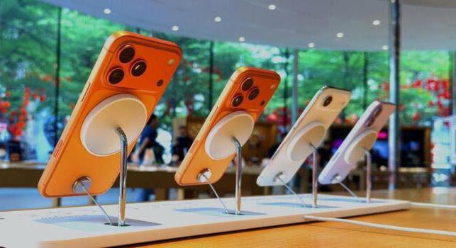 Fotón pózol az iPhone Ultra, az Apple hajtogatható telefonja