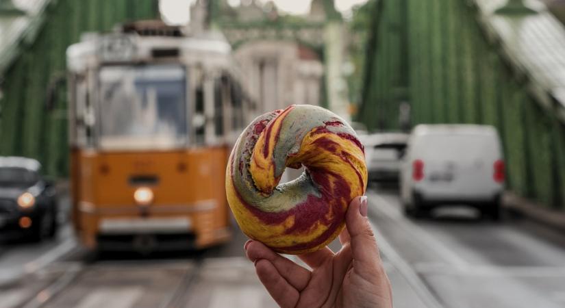 New York-i életérzés, vegán színek: Érkezik a szivárványos bagel