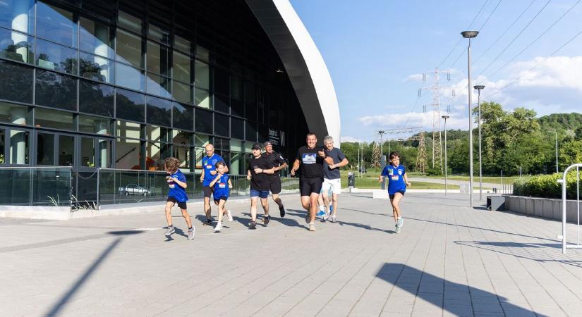 Nem csak a lelátón aktívak: 30. futásukat teljesítették a MOL Tatabánya KC szurkolói  Fotók, videó