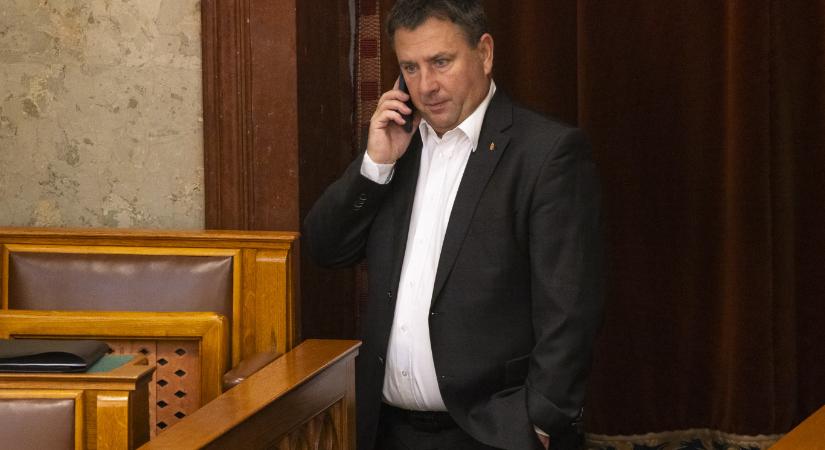Fideszes politikusokat is előállítottak az ügyészség akciójában
