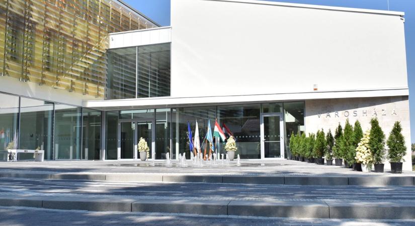 Így játsszák ki a polgármesterek Magyar Péter fizetéscsökkentését? Már van, akinek sokmilliós jutalmat szavaztak meg