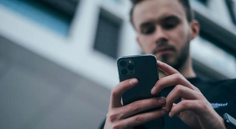 Tegye le a telefonját! – kemény figyelmeztetést kaptak a szülők
