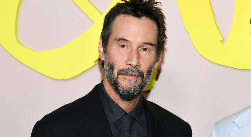 Keanu Reeves párja ennyire dögös volt a vörös szőnyegen: Alexandra ősz hajjal, hasvillantós szettben lopta el a showt