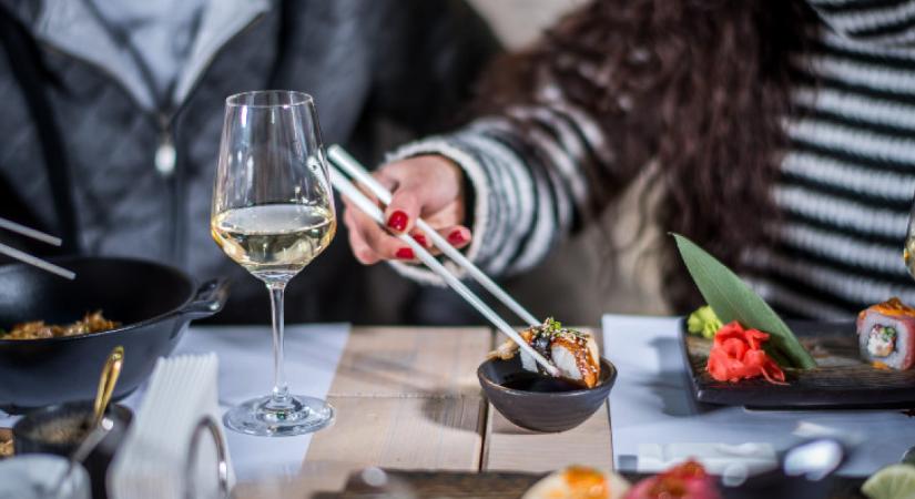 Sushi-étterembe vitte a feleségét a férje: Amikor kihozták a számlát, eleredtek a könnyei