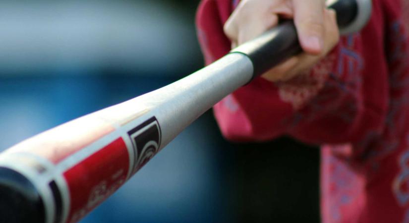 Baseballütővel verte össze volt barátnőjét egy férfi – Símaszkban tört rá a 18 éves lányra